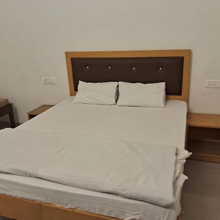 Rk Lawns Hotel Gonda Bagian luar foto