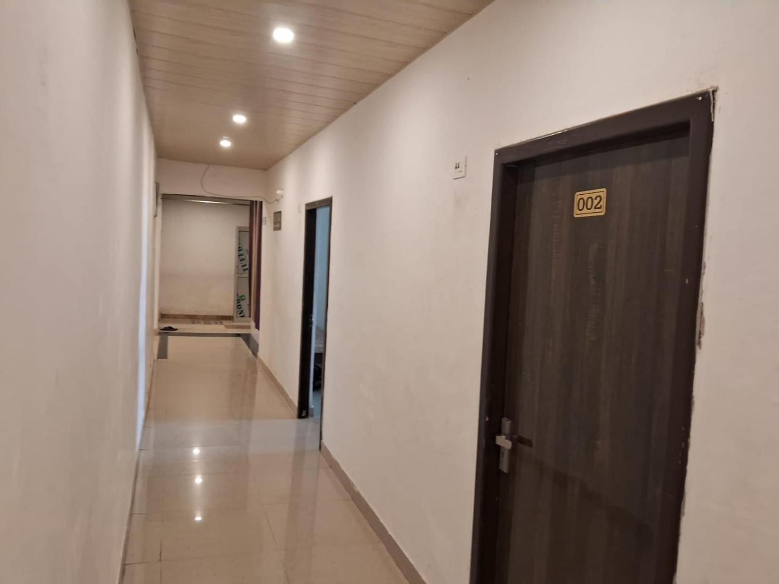 Rk Lawns Hotel Gonda Bagian luar foto